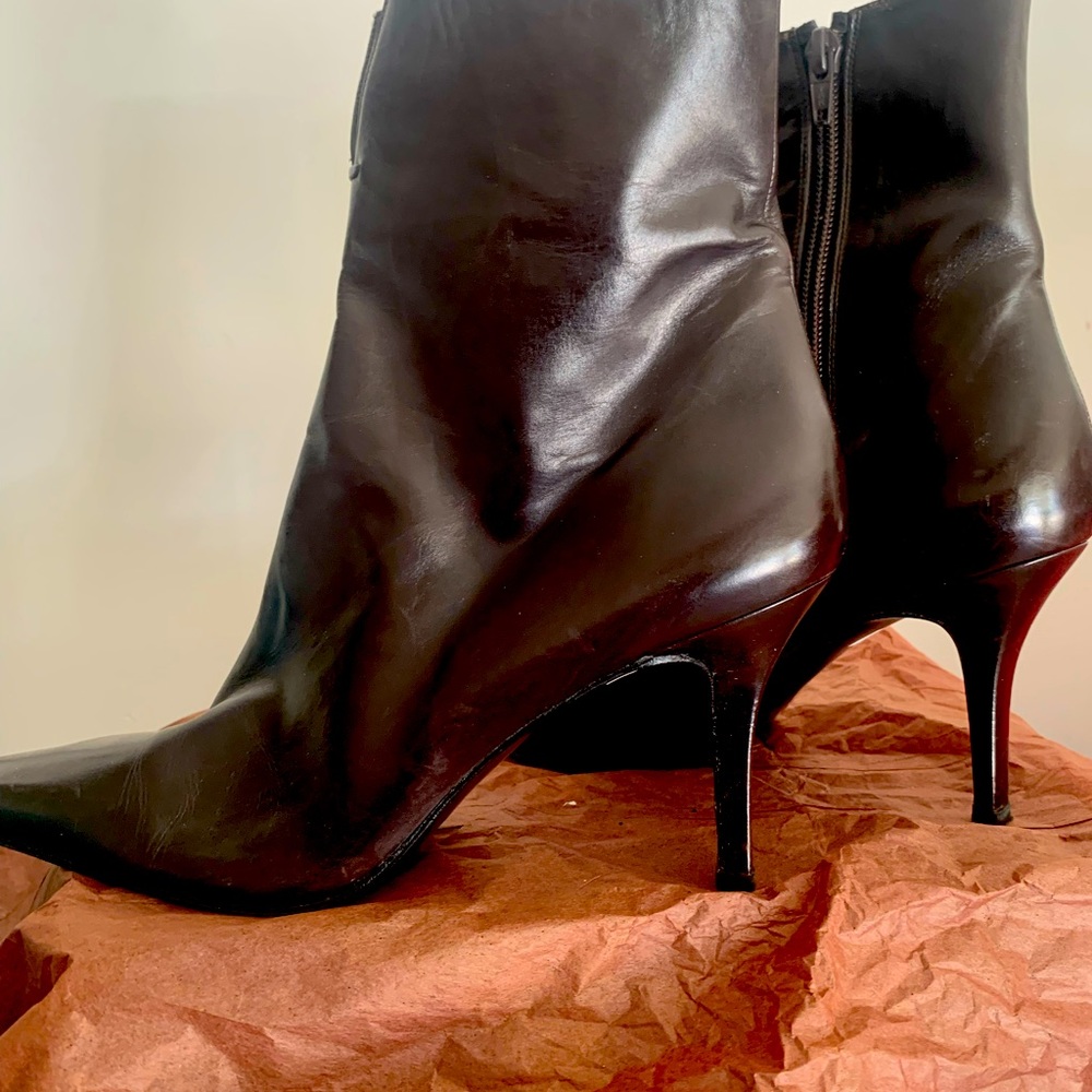 Chocolate Brown 2 1/2 in Heel Cute & Comfortable.Gently Used.They need a Home